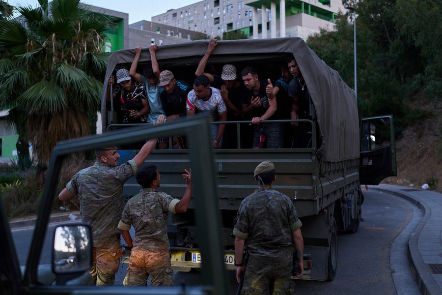Απίστευτες εικόνες στη Θέουτα με μετανάστες να έχουν στήσει καταυλισμό – Ξαπλωμένοι στην άμμο τυλιγμένοι με πετσέτες