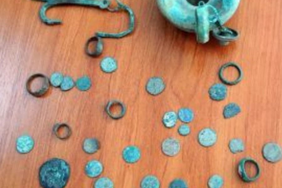 Το Facebook «πρόδωσε» αρχαιοκάπηλο στα Κύθηρα: Πουλούσε θησαυρούς online