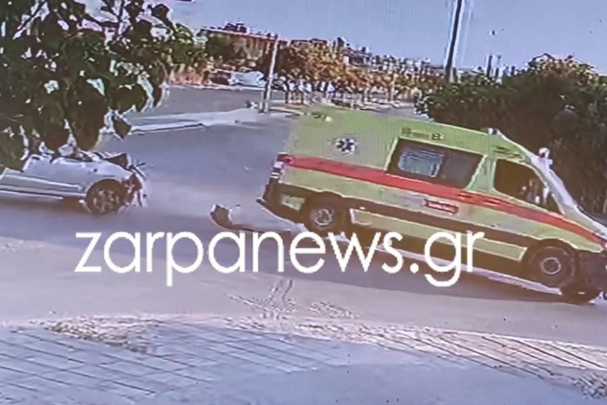 Σοκαριστικό βίντεο: Ασθενοφόρο του ΕΚΑΒ τούμπαρε μετά από σύγκρουση με ΙΧ στα Χανιά