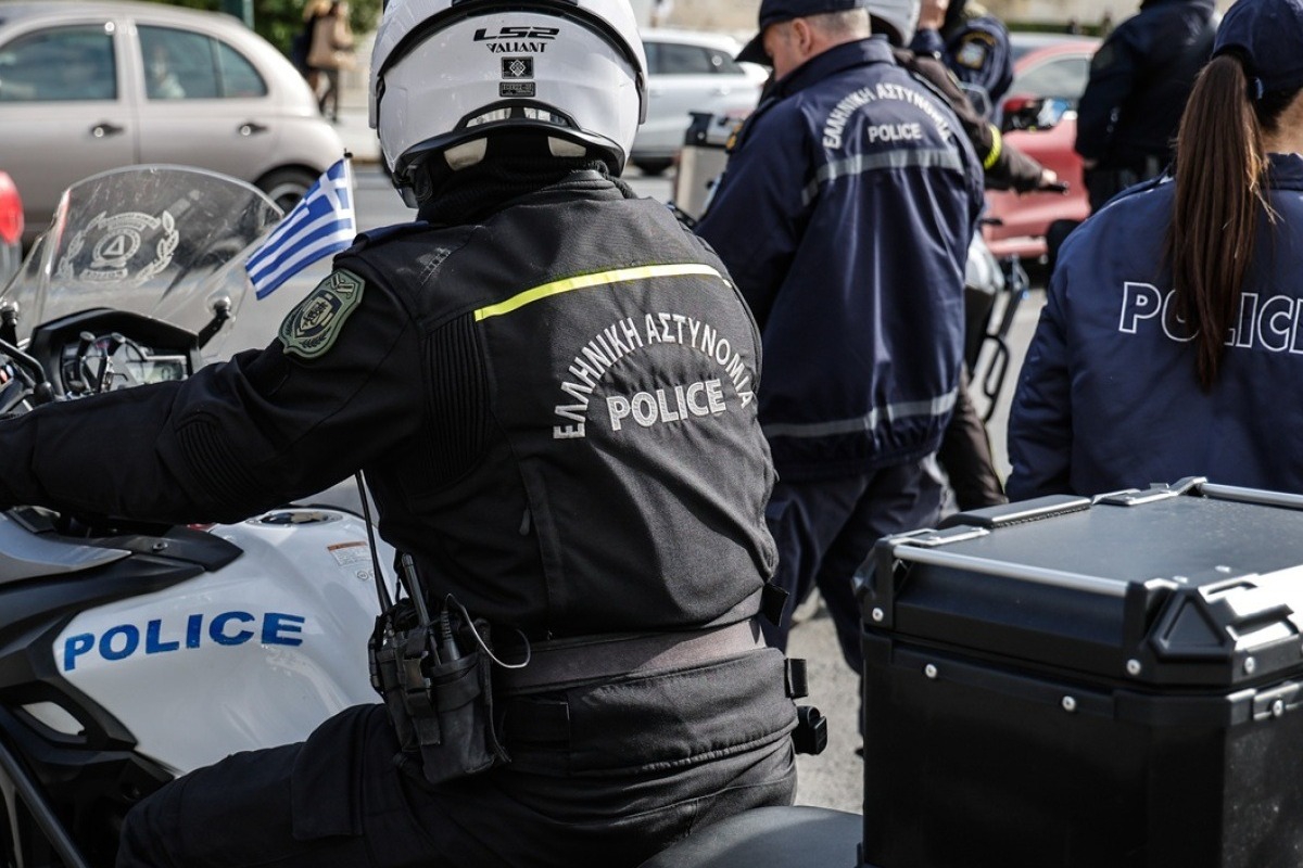 Χειροπέδες σε άνδρα που παρίστανε τον αστυνομικό στη Θεσσαλονίκη: Είχε αλεξίσφαιρο και μπλε φάρους