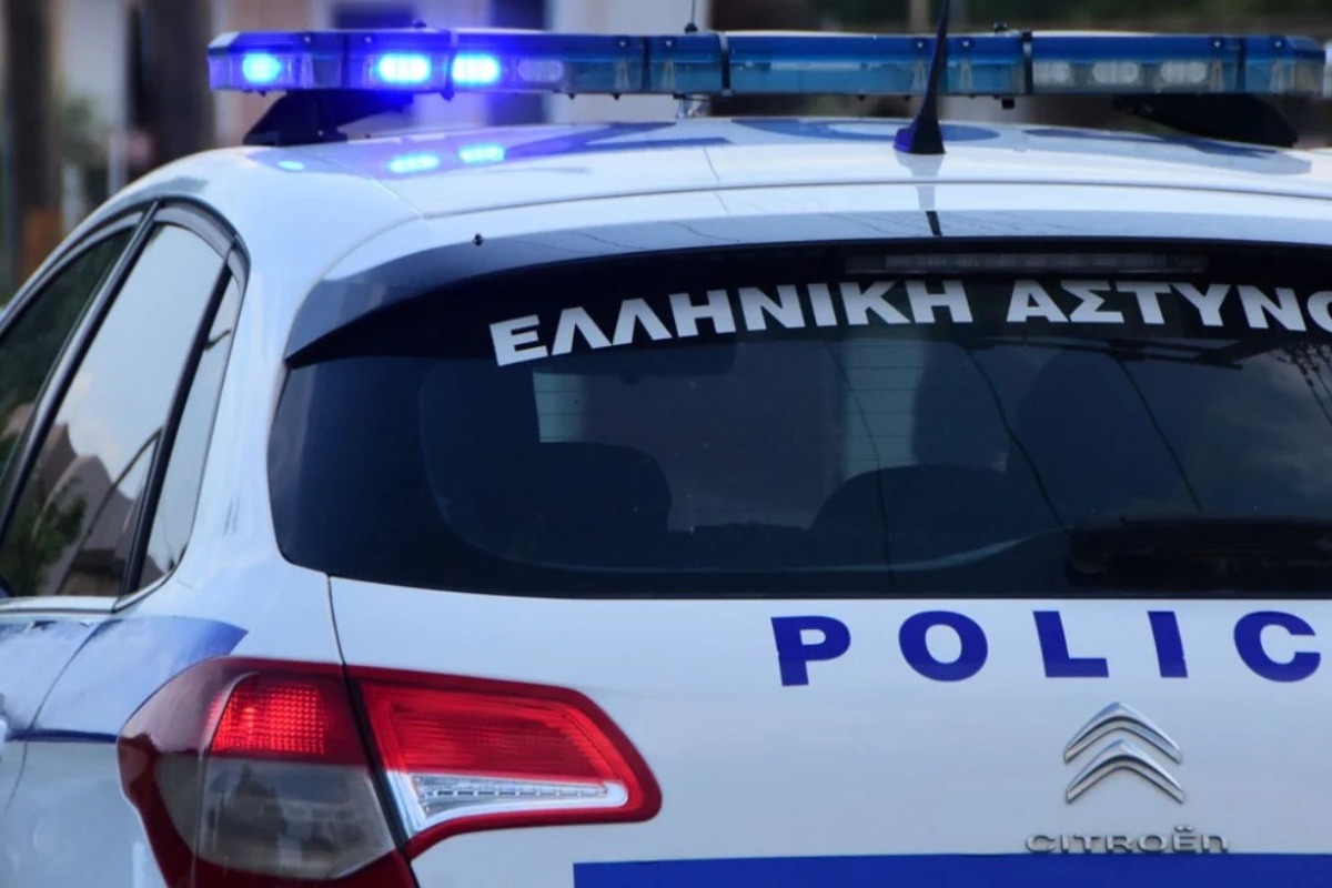 Νεκρός άνδρας σε πορτ παγκάζ αυτοκινήτου στη Γλυφάδα ‑ Συνελήφθη ο γιος του, είχε σκοτώσει και τη μητέρα του το 2014