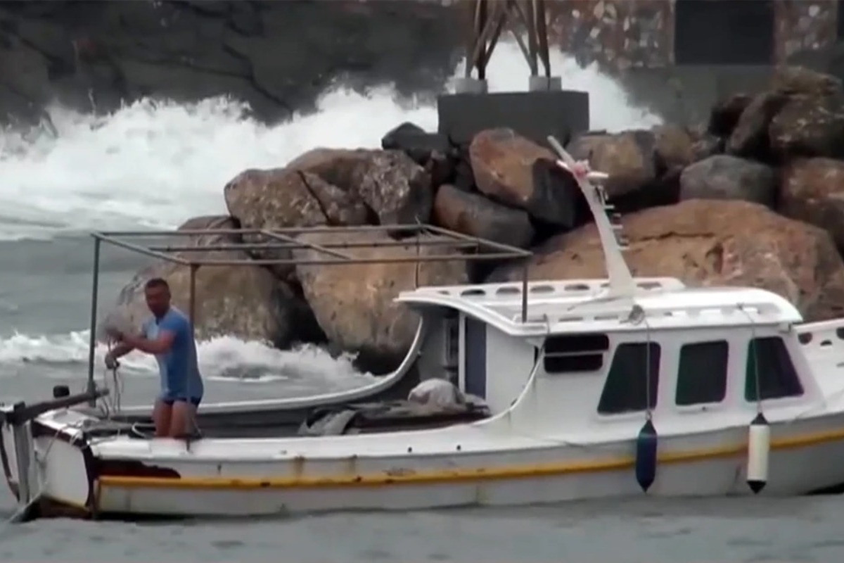 Στιγμές αγωνίας στην Αστυπάλαια: Ψαράς βούτηξε με 10 μποφόρ για να σώσει το καΐκι του