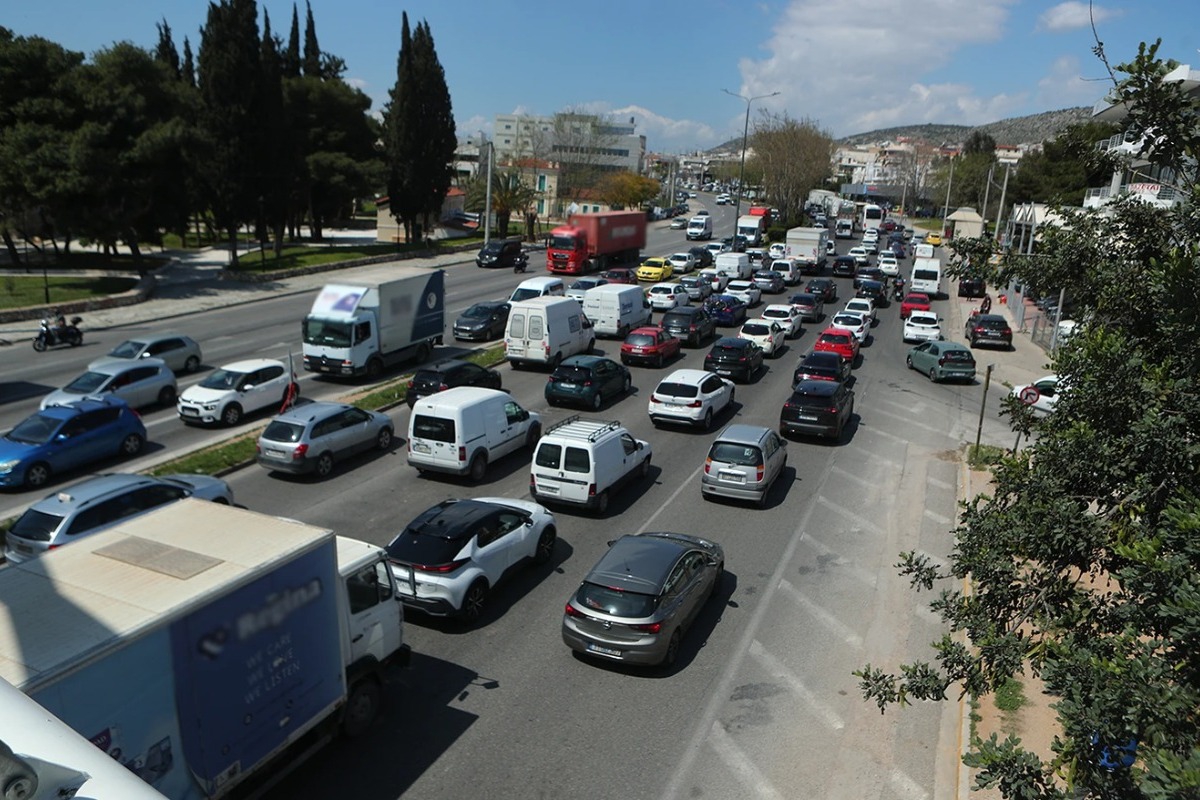 Με χαμηλές ταχύτητες η πασχαλινή έξοδος: Ουρές χιλιομέτρων στις εθνικές οδούς
