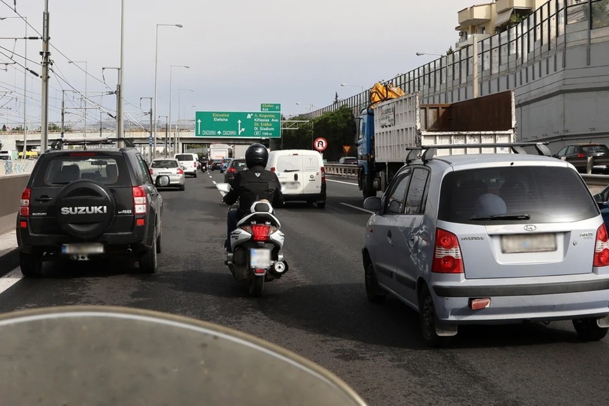 Μοτοσικλετιστής σκοτώθηκε στην Αττική Οδό: Χτύπησε σε καθρέφτη παρκαρισμένου περιπολικού και «καρφώθηκε» σε φορτηγό