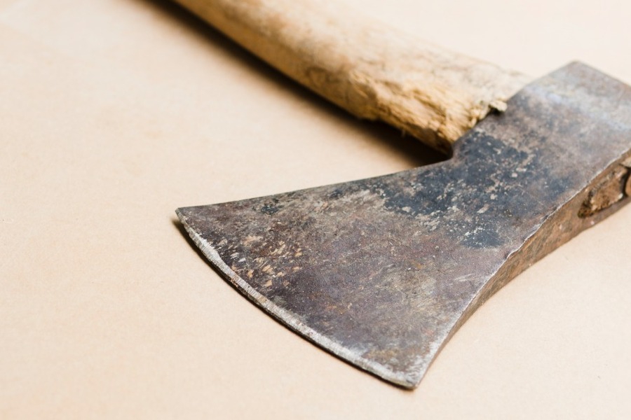 Ηράκλειο: Ανδρας επιτέθηκε με τσεκούρι σε μητέρα και το παιδί της