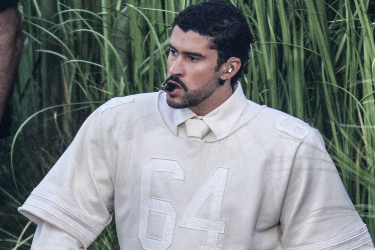 Bad Bunny: Εξήγησε τι σημαίνει ο αριθμός «64» στην μπλούζα που φόρεσε στο Super Bowl