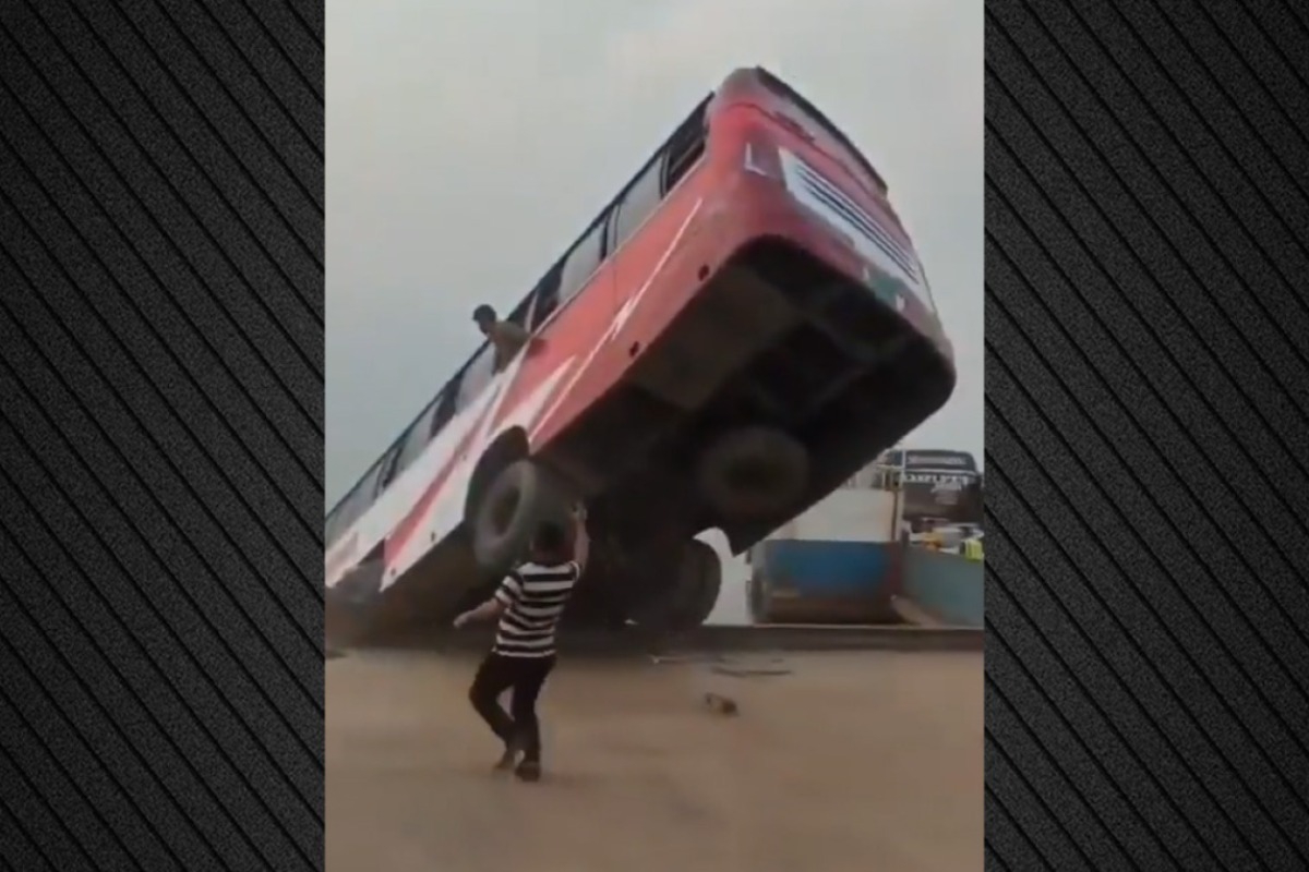 Η στιγμή που λεωφορείο στο Μπαγκλαντές χάνει τον έλεγχο και «βουτάει» σε ποταμό, τουλάχιστον 24 νεκροί