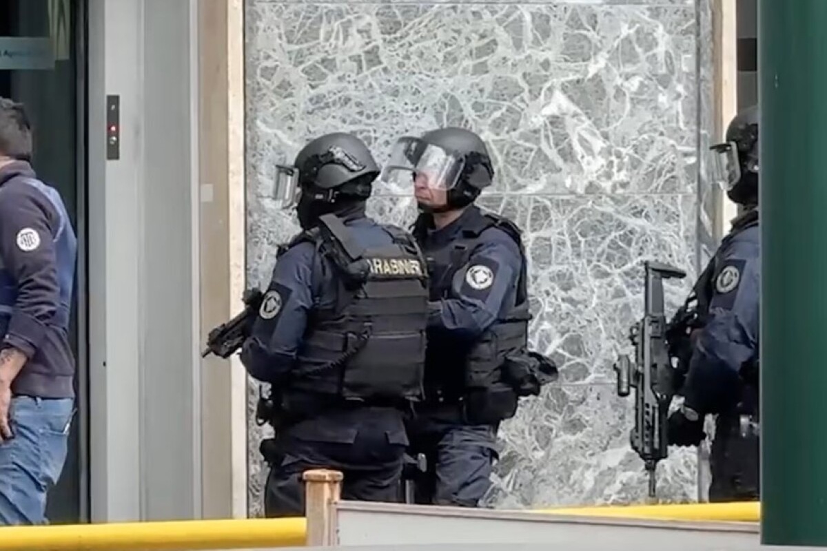 Νάπολη: Κινηματογραφική ληστεία σε τράπεζα – Κράτησαν όμηρους, άδειασαν θυρίδες και εξαφανίστηκαν