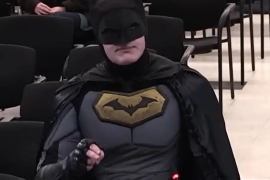 ΗΠΑ: Αντρας ντυμένος Μπάτμαν διαμαρτυρύθηκε σε δημοτικό συμβούλιο για τη βία της ICE