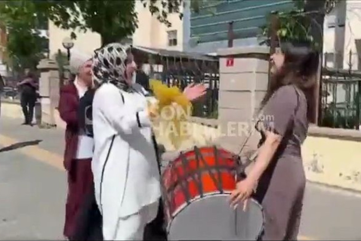 Τουρκάλα γλέντησε με νταούλια και χορούς το διαζύγιο μετά από 24 χρόνια γάμου, έξω από τα δικαστήρια