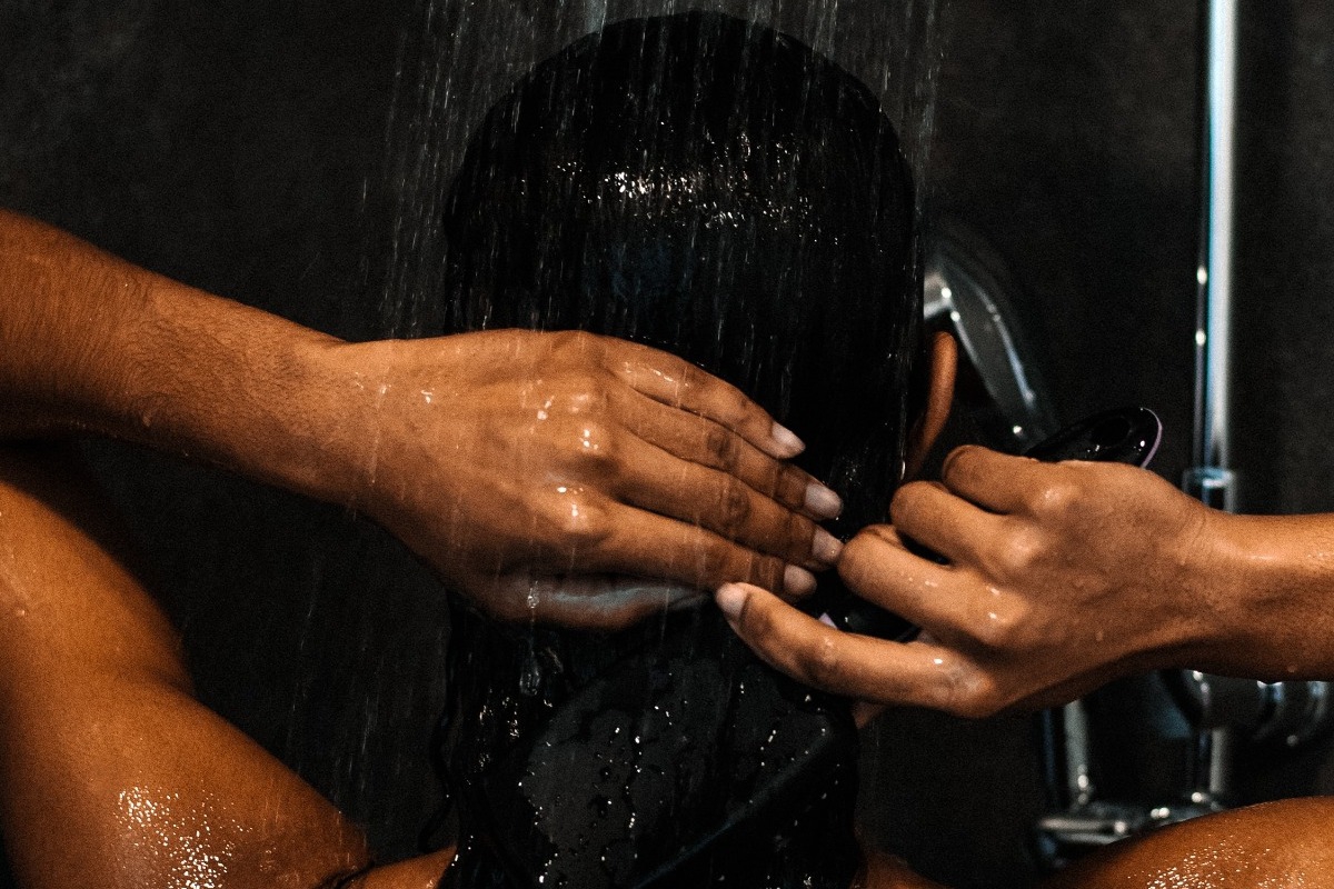 Τι συμβαίνει στο σώμα σου όταν κάνεις ντουζ στο σκοτάδι