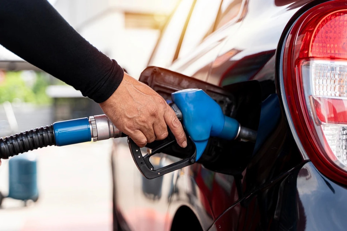 «Τουρισμός καυσίμων»: Ευρωπαίοι οδηγοί σε απόγνωση διασχίζουν σύνορα χωρών για να βάλουν βενζίνη