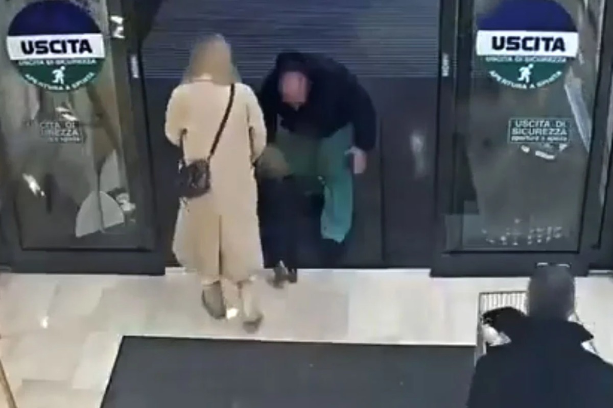 Μετανάστης στην Ιταλία άρπαξε κοριτσάκι από τα χέρια της μαμάς του σε σούπερ μάρκετ: Δείτε βίντεο