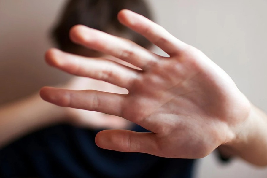 Εκτός ελέγχου καθηγητής σε γυμνάσιο: Αρπαξε μαθητή από την μπλούζα και τον πέταξε στο θρανίο γιατί τον αποκάλεσε «μπρο»