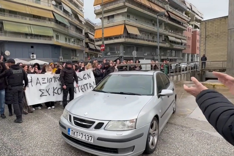 Με χειροκροτήματα και επευφημίες από εργαζόμενους η έξοδος του ιδιοκτήτη της «Βιολάντα» από τα δικαστήρια