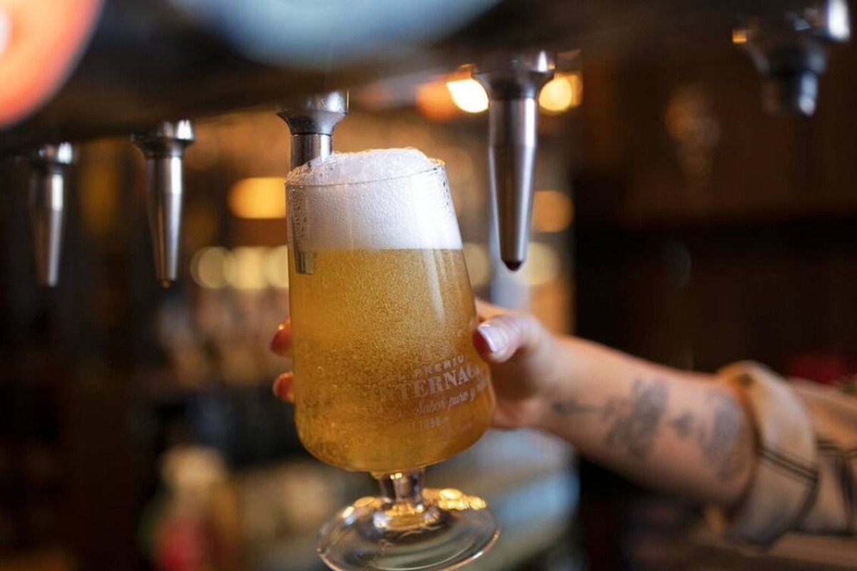 Πολυτέλεια η έξοδος «για μια μπύρα» στην Ελλάδα‑ Βουτιά στην κατανάλωση παρά τα ρεκόρ στον τουρισμό