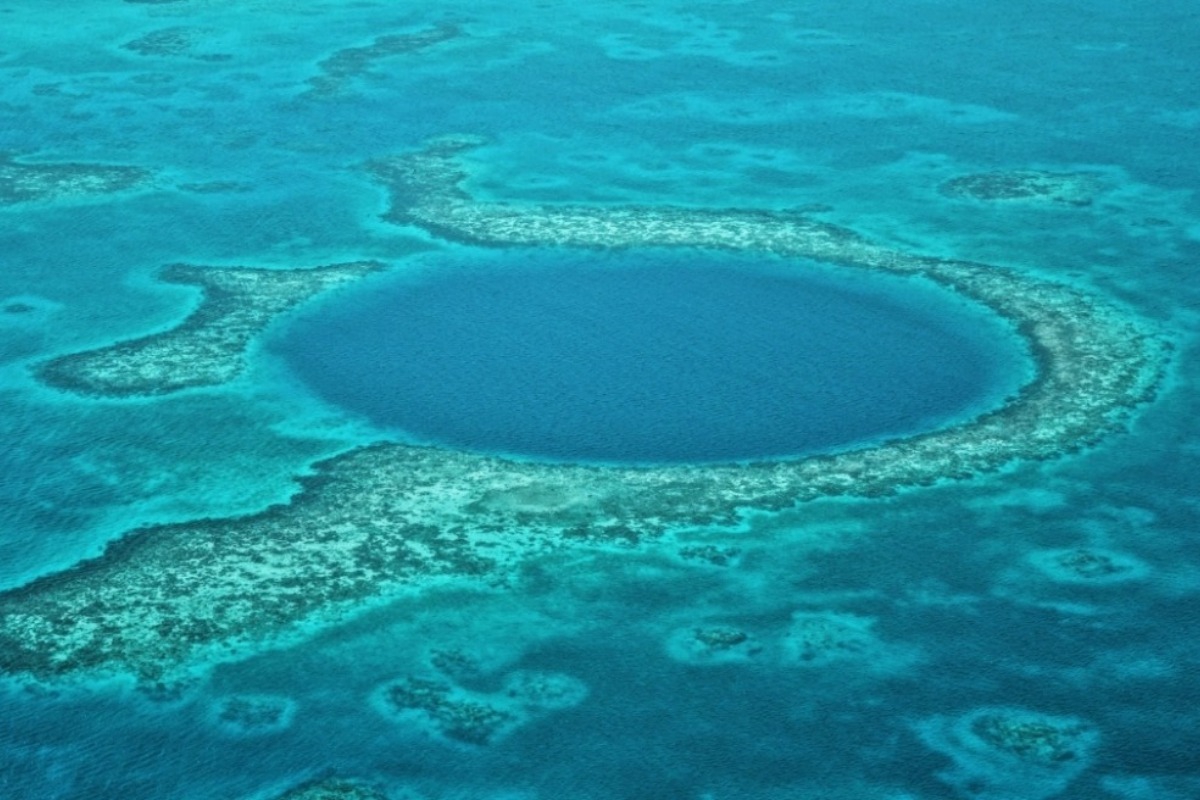 Βρέθηκε η βαθύτερη μπλε τρύπα των ωκεανών: Το φαινόμενο που προβληματίζει τους ειδικούς