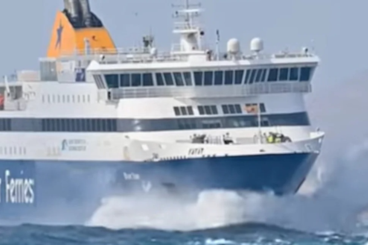 Blue Star Naxos: Μάχη με 7 μποφόρ για να δέσει στη Νάξο ‑ Δείτε το βίντεο