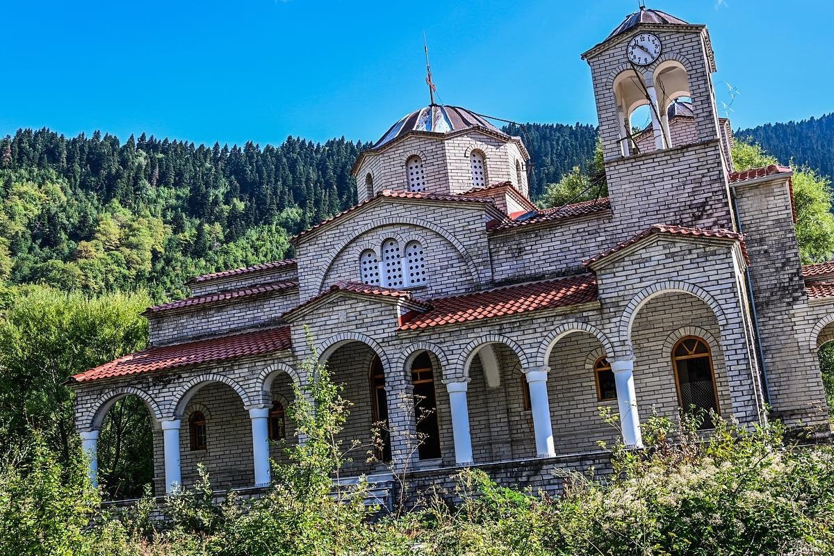 Το ελληνικό χωριό που αψηφά τη βαρύτητα: Εκεί όπου τα σπίτια γέρνουν και η φύση γράφει τη δική της ιστορία
