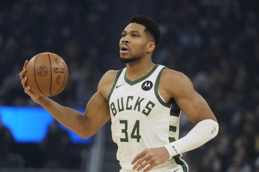 Γιάννης Αντετοκούνμπο: Μένει στους Μιλγουόκι Μπακς μέχρι το τέλος της σεζόν