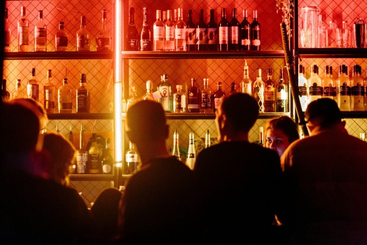 Θεσσαλονίκη: Παρενόχλησε 20χρονη μέσα σε μπαρ κι εκείνη τον έδειρε μαζί με τον σύντροφό της