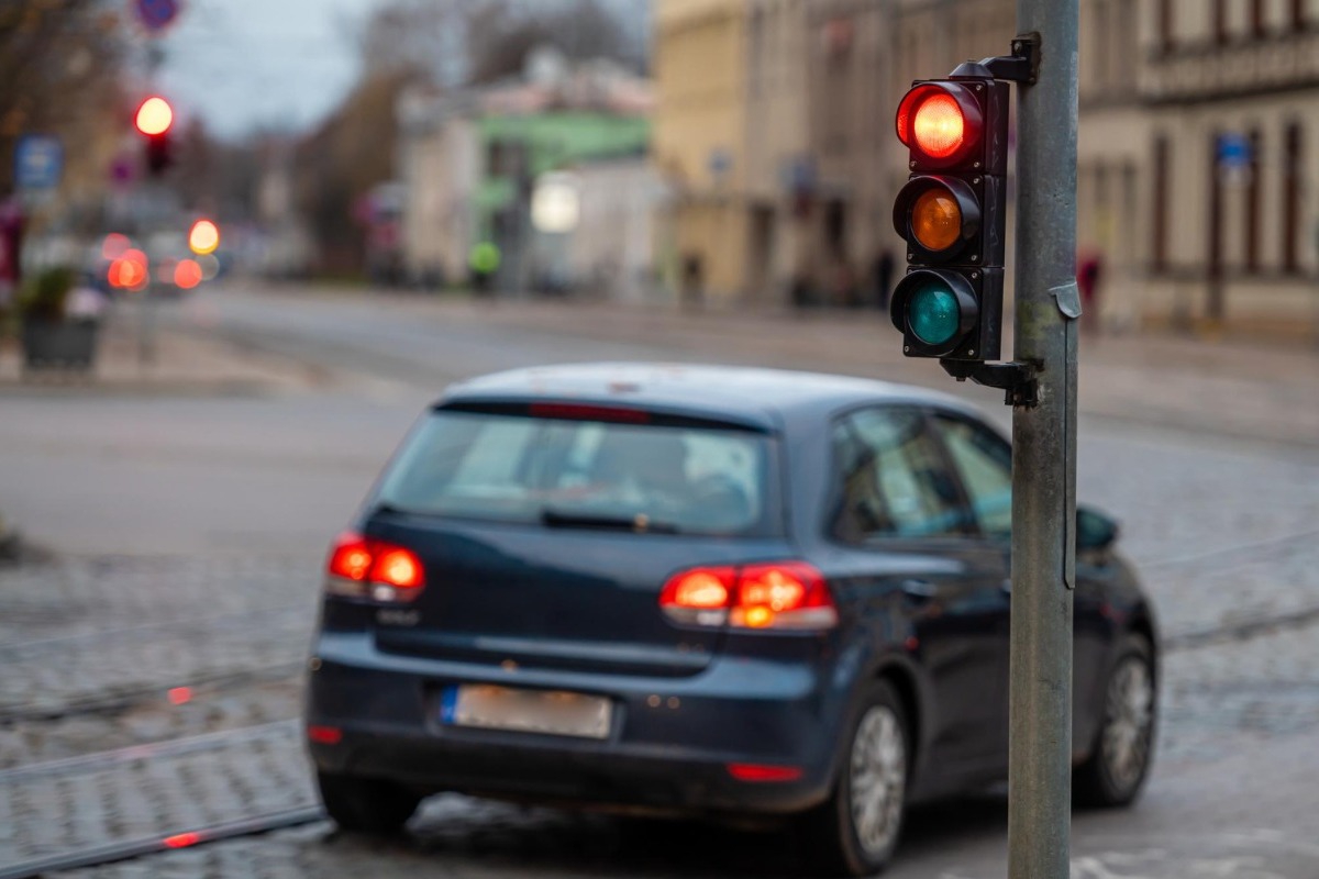 Σήμερα έμαθα: Πότε συμφέρει πραγματικά να σβήνεις τη μηχανή στο φανάρι;
