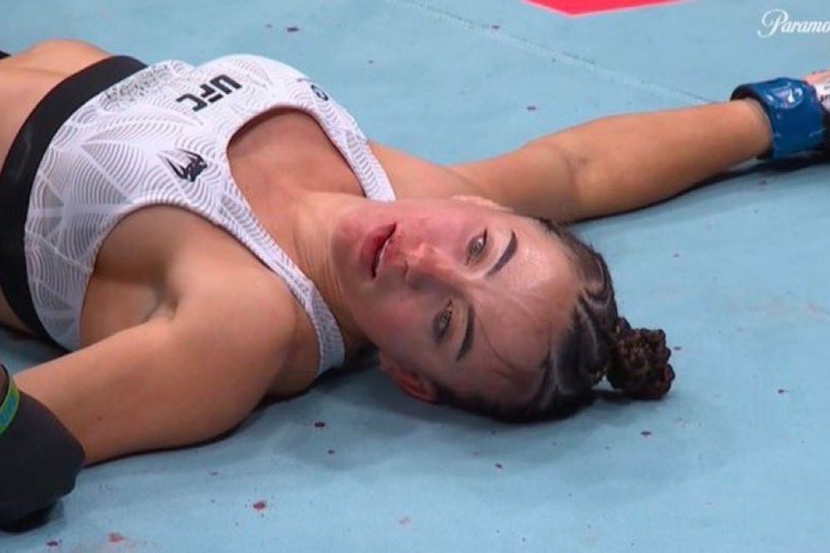 Η σοκαριστική στιγμή του πιο βίαιου νοκ‑άουτ που άφησε την αθλήτρια να πνίγεται