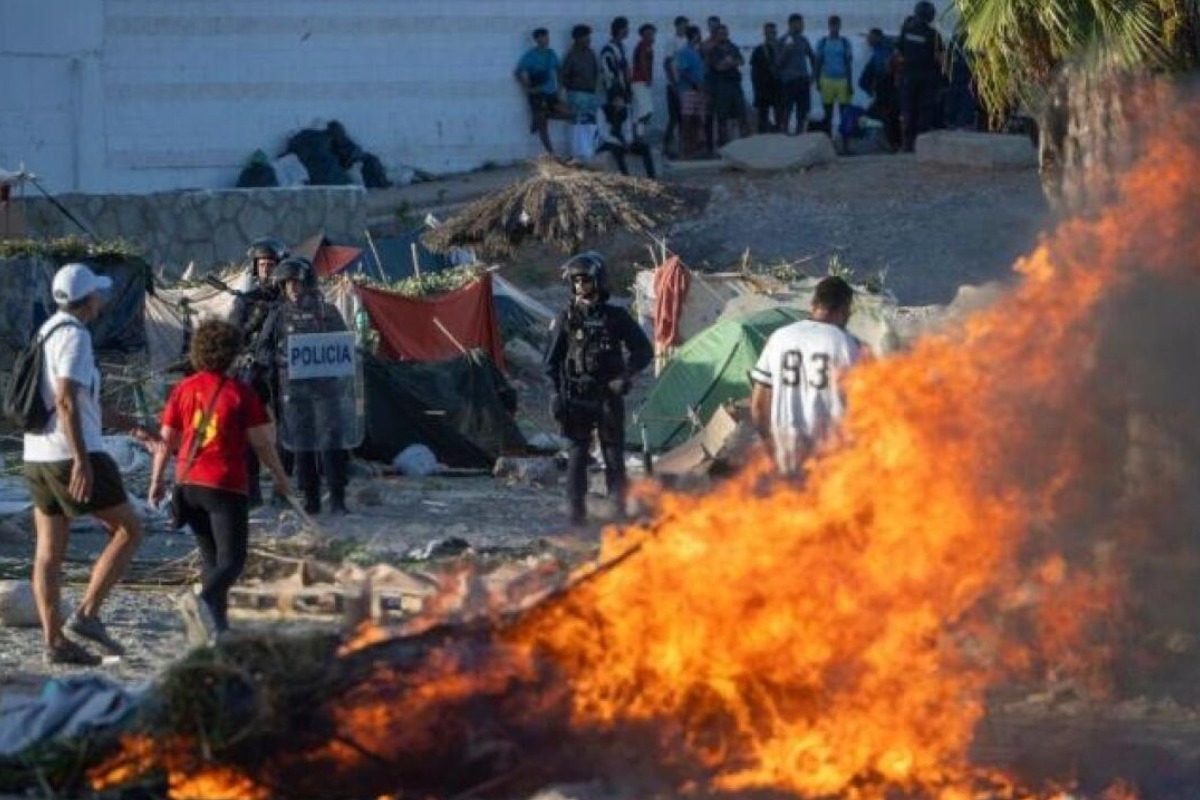 Σκηνές χάους στη Θέουτα: Κάτοικοι έκαψαν καταυλισμό μεταναστών ‑ «Γυρίστε πίσω στο Μαρόκο»