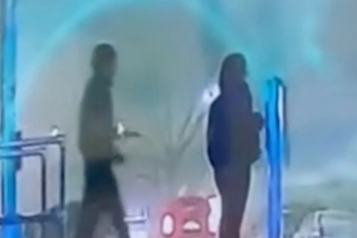 Τρόμος στη Νέα Υόρκη για τον μασκοφόρο με μαχαίρι ‑ Επιτέθηκε σε γυναίκα στη μέση του δρόμου