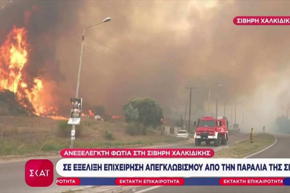 Χαλκιδική: Ανεξέλεγκτη φωτιά στη Σίβηρη – Καίγονται σπίτια, τραυματίες δύο πυροσβέστες
