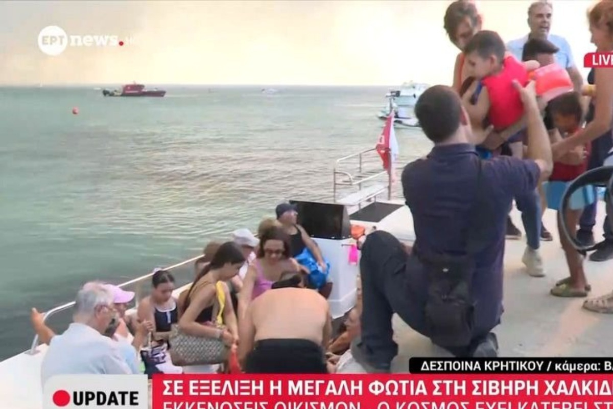 Πύρινη κόλαση στη Χαλκιδική: Απεγκλωβισμοί λουομένων από την παραλία της Σίβηρης με σκάφη του Λιμενικού