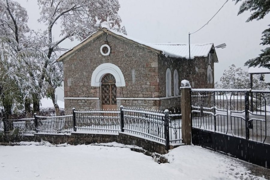 Χιόνια ανήμερα της 28ης Οκτωβρίου: Μαγικές εικόνες από τα βουνά της Στερεάς που ντύθηκαν στα λευκά