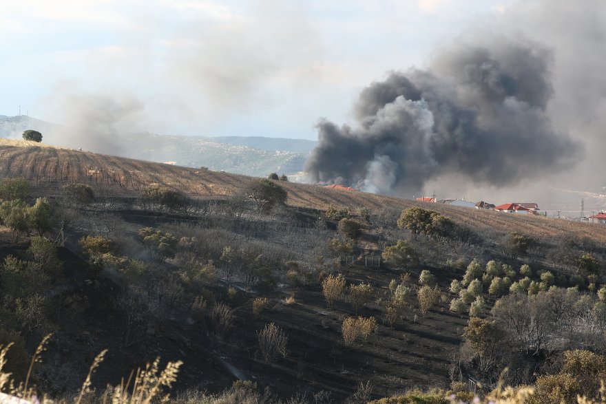 Χωρίς ενεργό μέτωπο η πυρκαγιά στο Ωραιόκαστρο μετά από ολονύχτια μάχη - Κάηκαν επιχειρήσεις, 4 πυροσβέστες στο νοσοκομείο