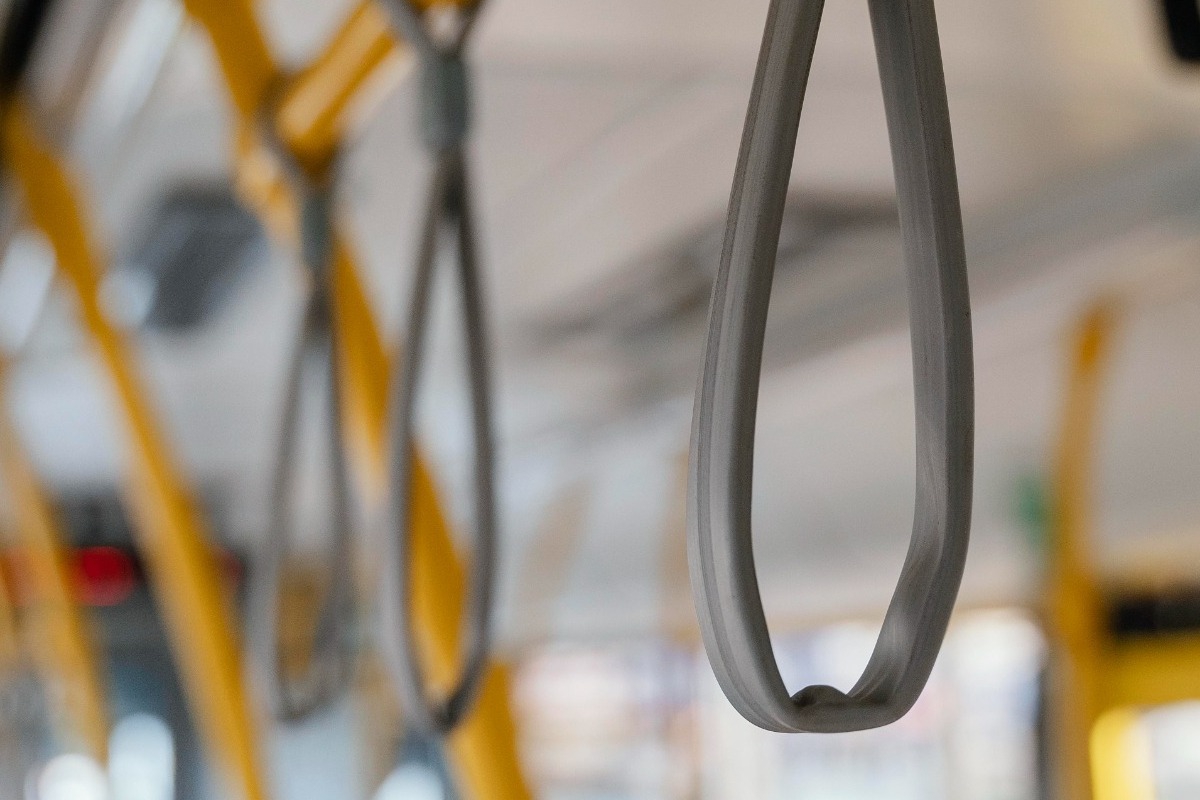 Πετρούπολη: Σκηνές σοκ σε λεωφορείο – 19χρονη βρέθηκε ημίγυμνη