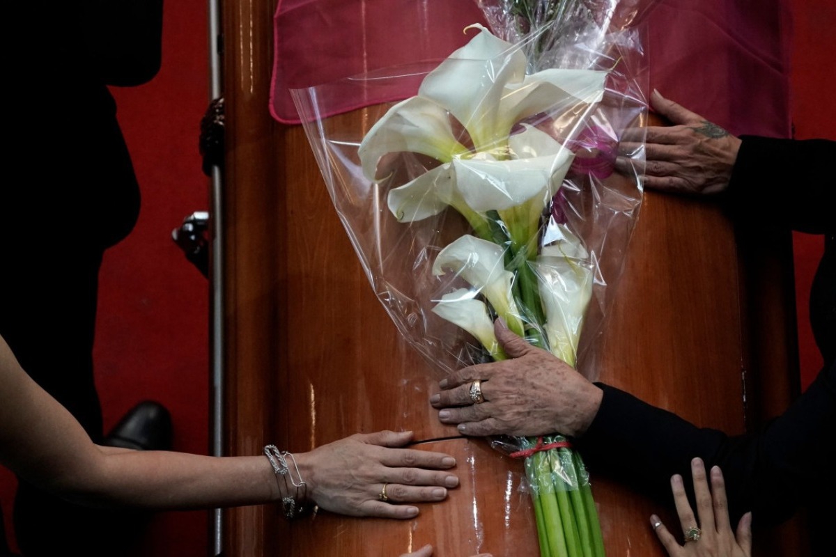 Απίστευτες σκηνές πάνω από φέρετρο ‑ Χήρα και ερωμένη του νεκρού τσακώθηκαν στην κηδεία