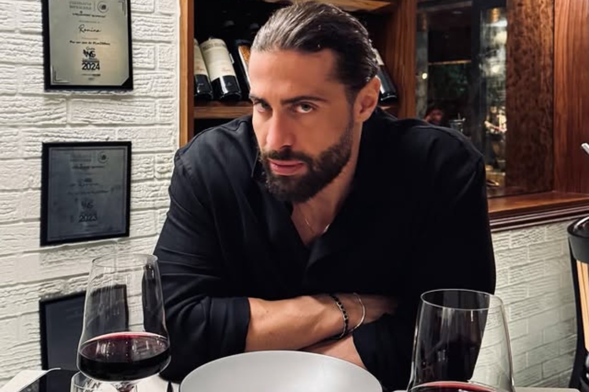 Ο Κωνσταντίνος Βασάλος ανέβασε φωτογραφία της κούκλας συντρόφου του από τις διακοπές τους