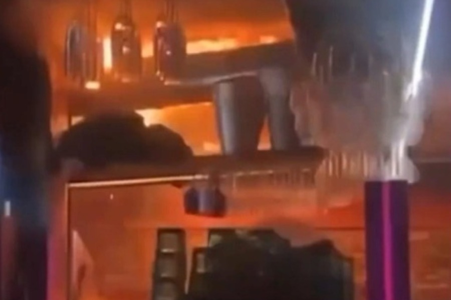 Δείτε βίντεο: Η στιγμή που ξεκινάει η φωτιά μέσα στο μπαρ στο Κραν Μοντανά