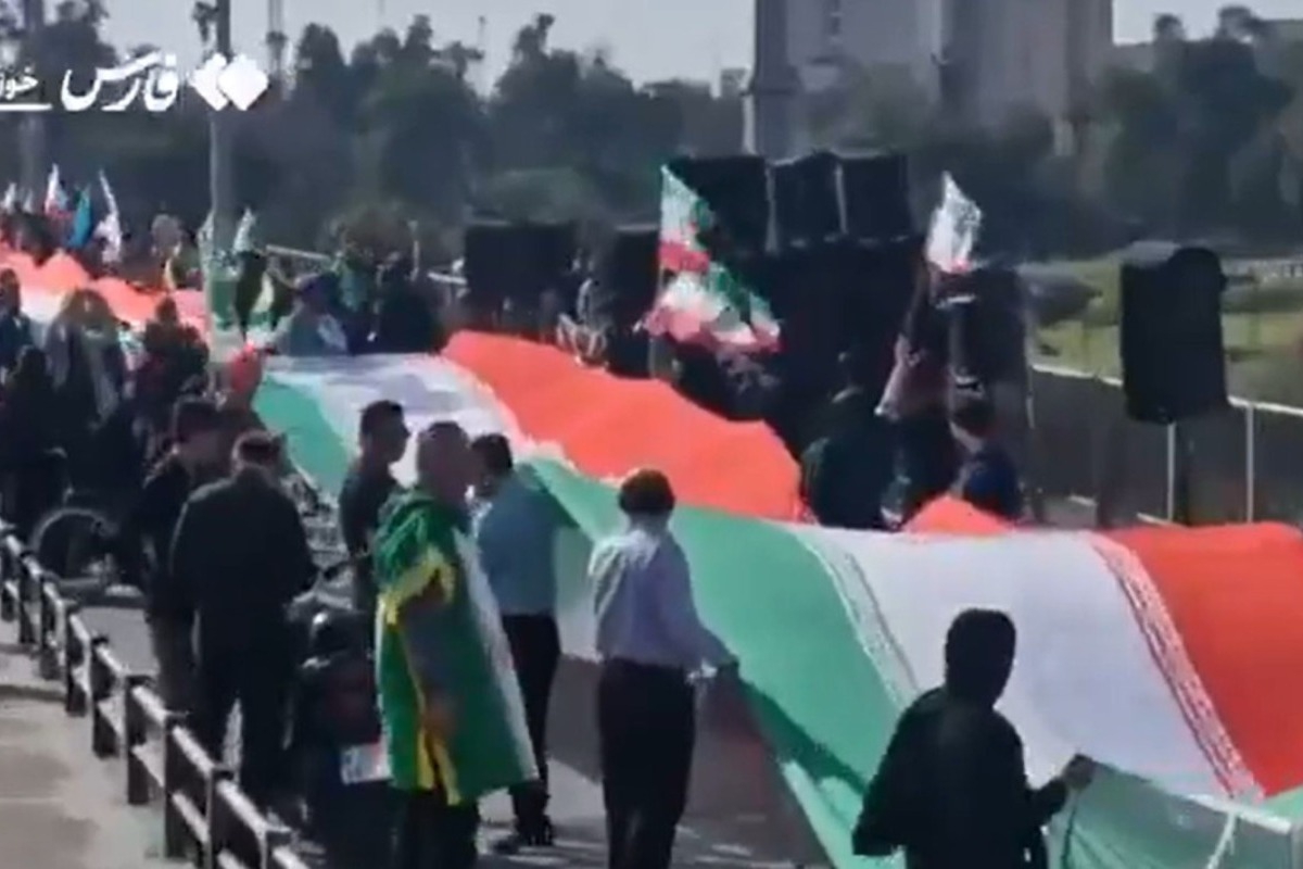 Ιράν: Το καθεστώς σχηματίζει «ανθρώπινες αλυσίδες» σε γέφυρες ‑ Βίντεο