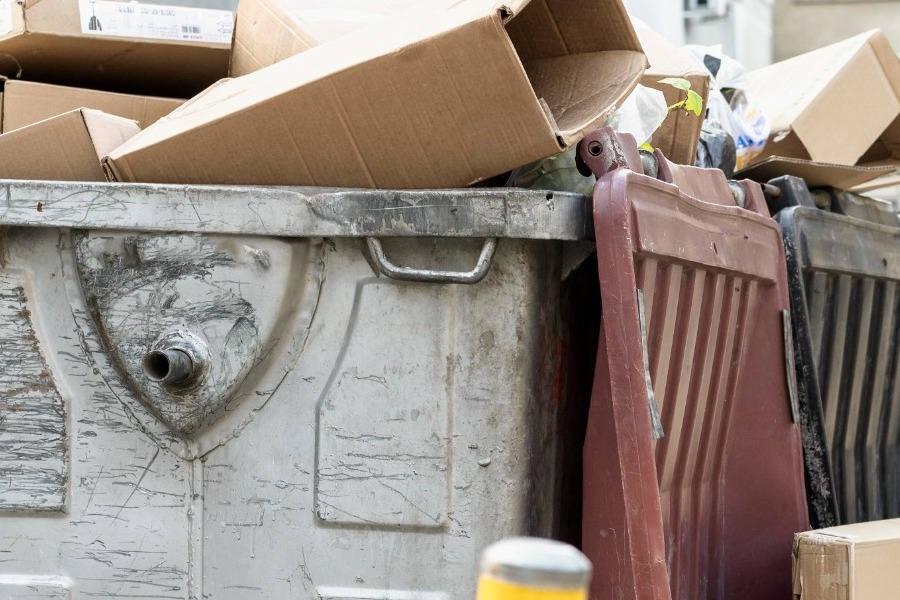 Θεσσαλονίκη: Αστεγος κοιμόταν σε κάδο σκουπιδιών και κατέληξε στην πρέσα απορριμματοφόρου κατά την αποκομιδή