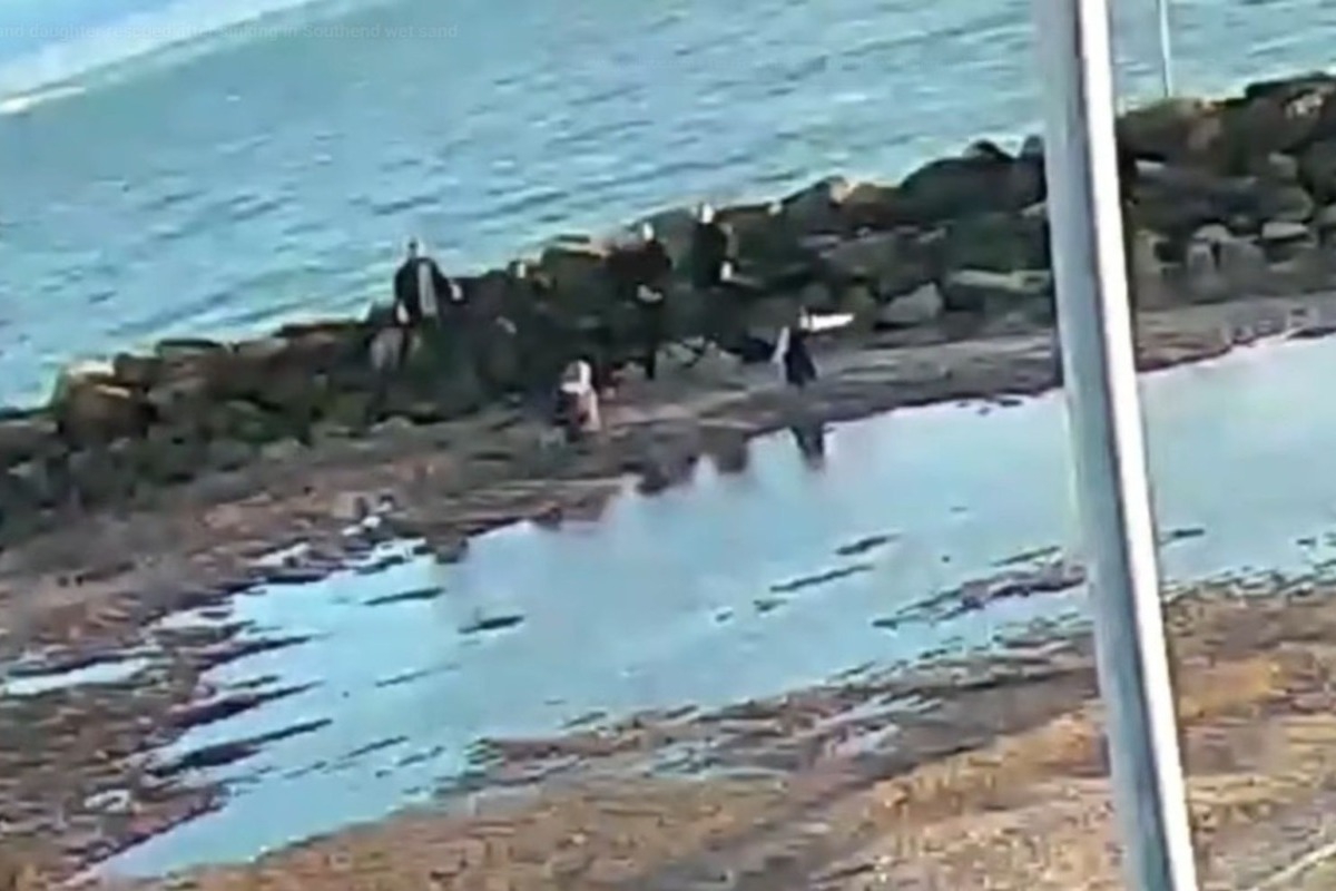 Αγγλία: Αγνωστοι διέσωσαν μητέρα και κόρη που είχαν κολλήσει σε κινούμενη άμμο ‑ Δείτε βίντεο