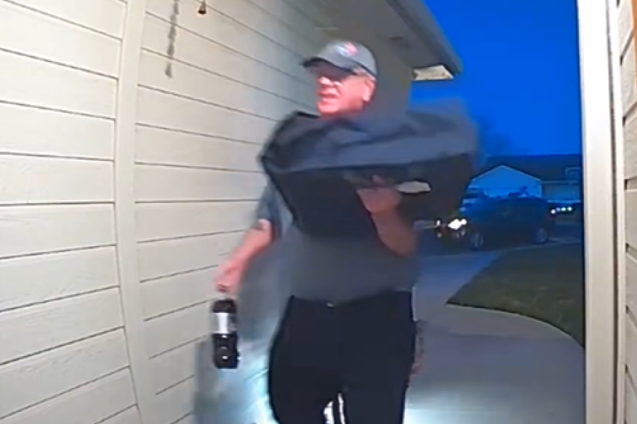 Viral στις ΗΠΑ το βίντεο με την κίνηση ενός 68χρονου ντελιβερά που του έφερε φιλοδωρήματα $40.000