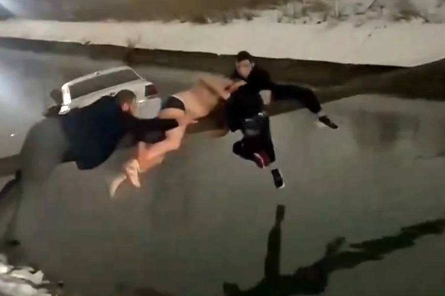 Φοβερή επιχείρηση διάσωσης από περαστικούς: Δημιούργησαν ανθρώπινη «αλυσίδα» και έσωσαν παιδί από ταξί που βυθιζόταν σε ρέμα