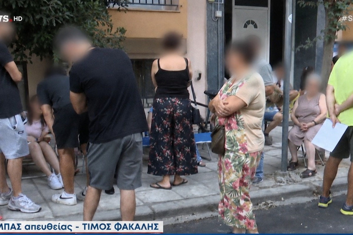 Διαβατήριο με παλιά ταυτότητα: Πολίτες κοιμήθηκαν έξω από αστυνομικό τμήμα για να προλάβουν την προθεσμία