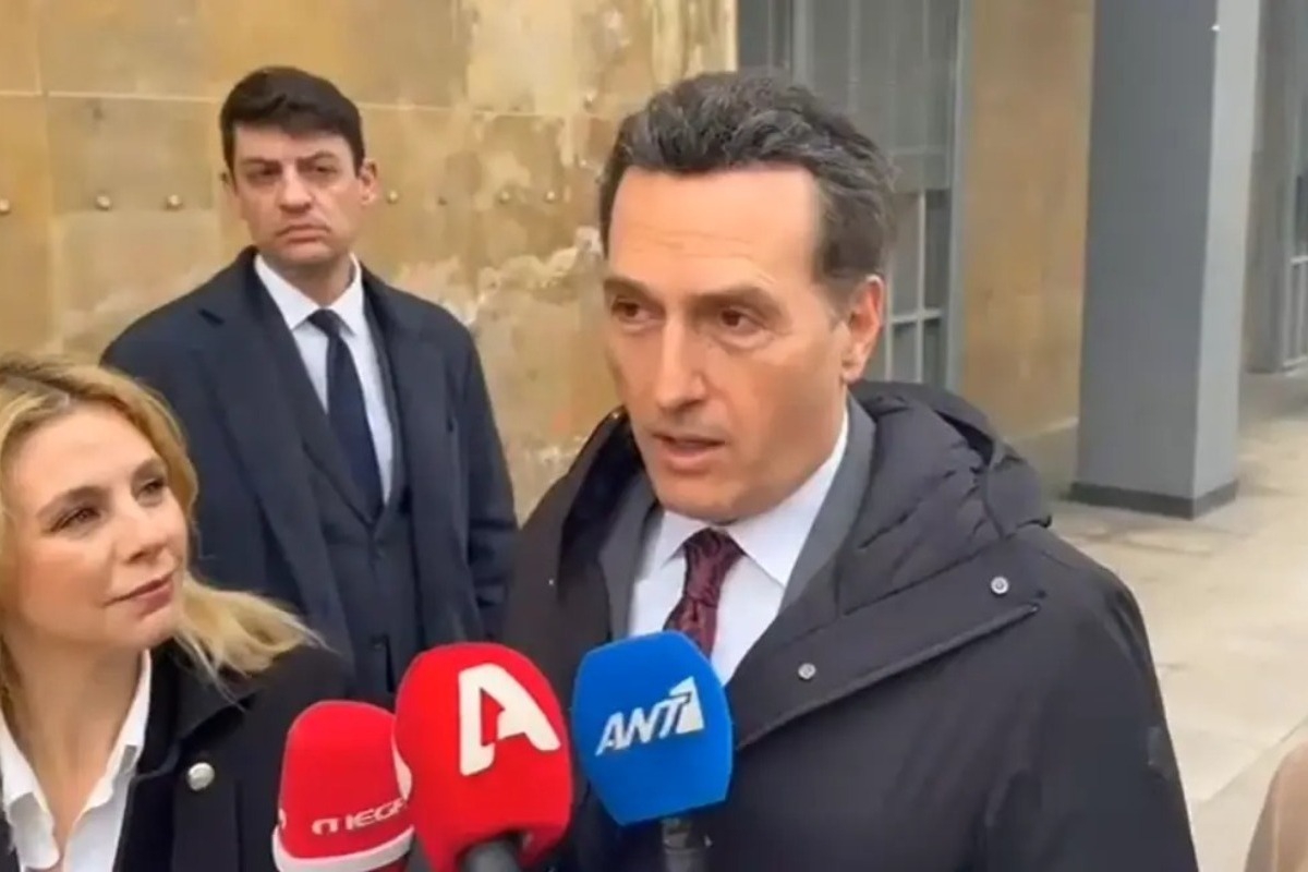 Το πρωταπριλιάτικο αστείο του Μιχάλη Δημητρακόπουλου έξω από τη δίκη της Τούνη