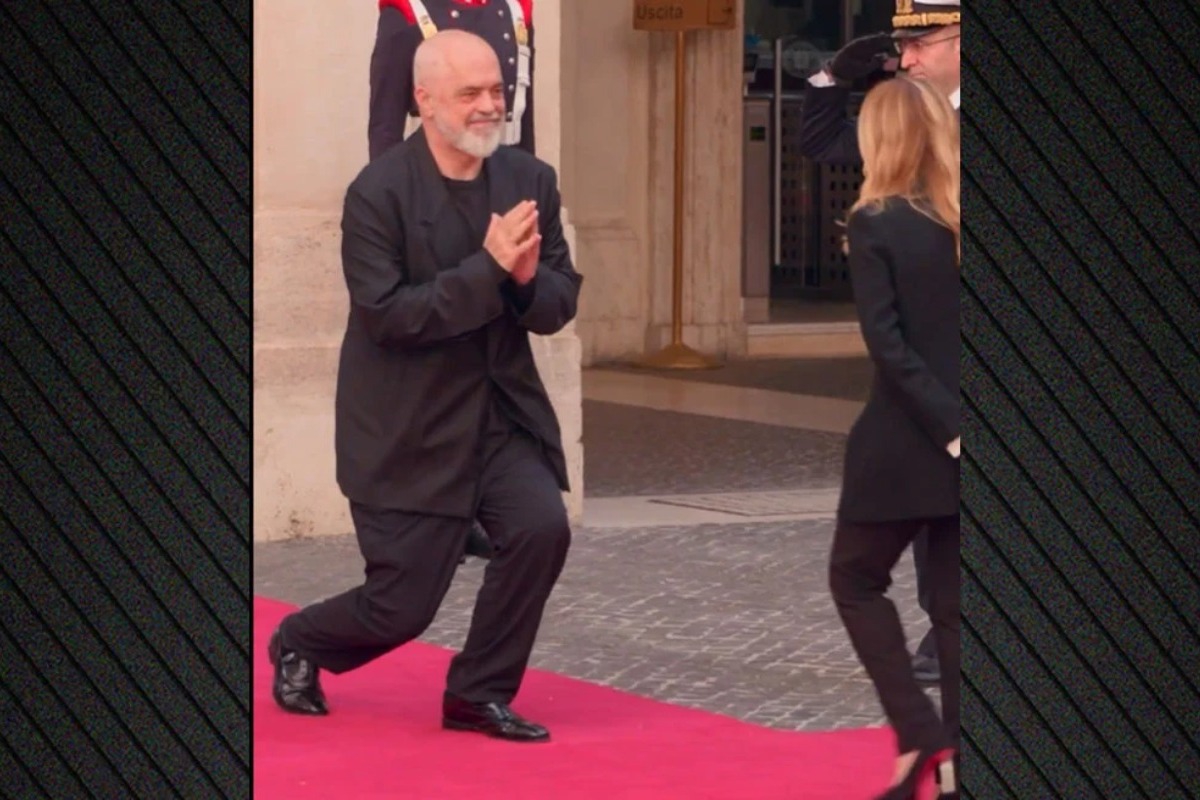 Το έκανε πάλι ο Ράμα: Γονάτισε ξανά μπροστά στην Μελόνι κατά την επίσκεψή του στην Ιταλία ‑ Δείτε βίντεο