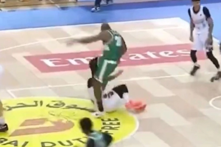 Απίστευτο περιστατικό σε αγώνα μπάσκετ στο Ντουμπάι: Παίκτης κλωτσούσε τον αντίπαλό του που ήταν πεσμένος στο παρκέ