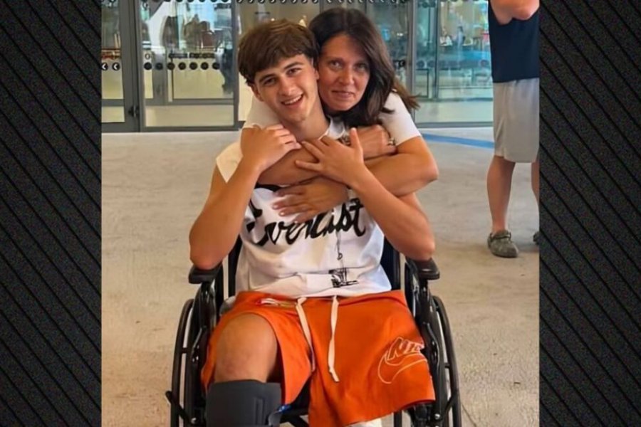 Δύο μήνες μετά το σοβαρό ατύχημά του στο Survivor, ο Σταύρος Φλώρος επέστρεψε στην Ελλάδα