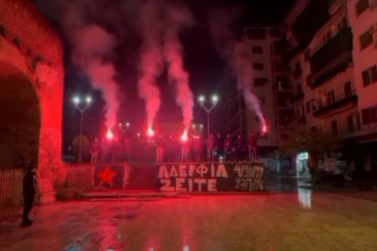 ΠΑΟΚ: Η Θύρα 4 τίμησε τη μνήμη των επτά οπαδών με πυρσούς στην Καμάρα