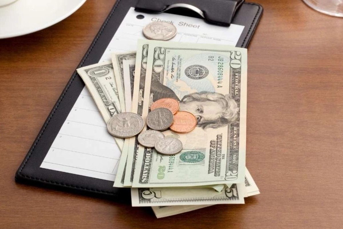 «Βούρκωσαν» οι σερβιτόρες: Πελάτες εστιατορίου τούς άφησαν φιλοδώρημα 4.200 ευρώ