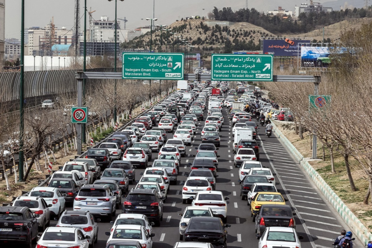Εγκαταλείπουν μαζικά στην Τεχεράνη οι Ιρανοί: Ουρές σε σούπερ μάρκετ και βενζινάδικα, δείτε φωτογραφίες